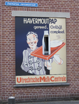 833647 Afbeelding van een muurreclame van de Utrechtsche Melk Centrale (UMC) in het zijraam van het hoekpand Zacharias ...